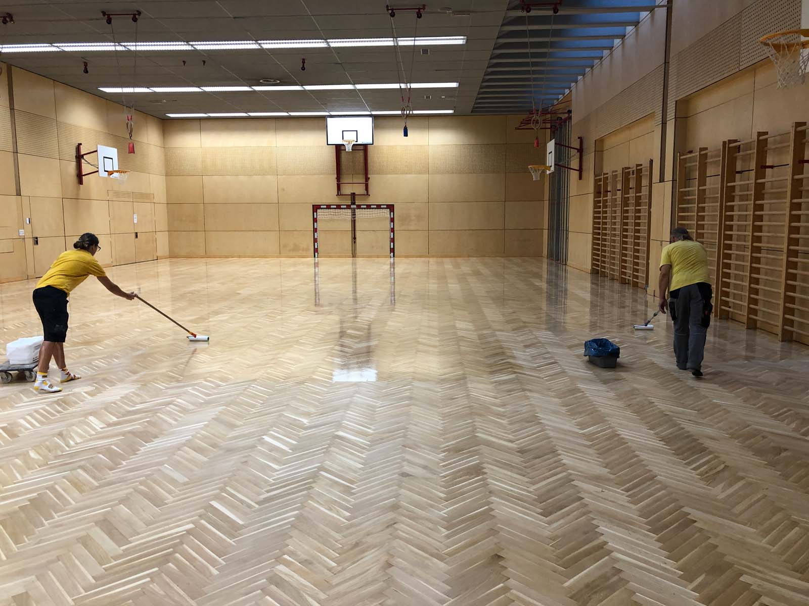 Bodensanierung Turnhalle Eiche Fischgrät Lackieren